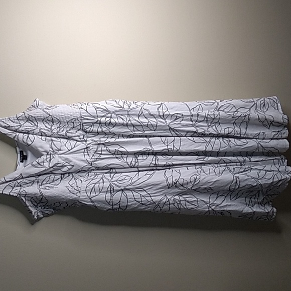 Torrid Black and White Acas Leaf Smocked Midi Dress 2 / 2X / 18-20 - Picture 3 of 9